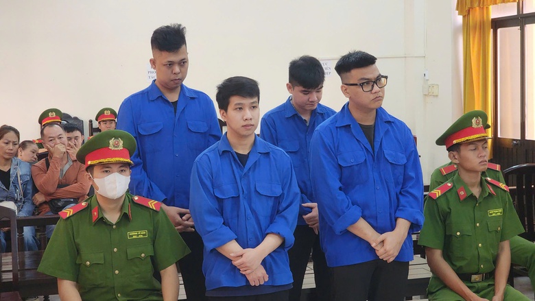 Phạt t&ugrave; 4 bị c&aacute;o chiếm đoạt hơn 300 triệu đồng của người d&acirc;n qua mạng điện thoại- Ảnh 1.