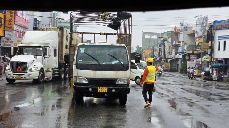 Tạm cấm lưu th&ocirc;ng qua cầu C&acirc;u L&acirc;u mới để sửa chữa, c&aacute;c &ocirc; t&ocirc; lưu th&ocirc;ng thế n&agrave;o?- Ảnh 14.
