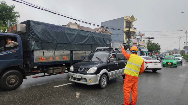 Tạm cấm lưu th&ocirc;ng qua cầu C&acirc;u L&acirc;u mới để sửa chữa, c&aacute;c &ocirc; t&ocirc; lưu th&ocirc;ng thế n&agrave;o?- Ảnh 9.