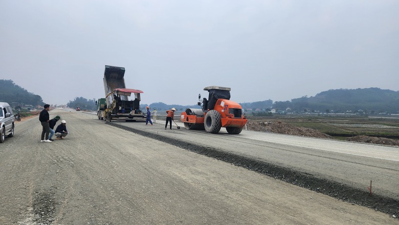 Thảm xong b&ecirc; t&ocirc;ng nhựa lớp 1 cao tốc B&atilde;i Vọt - H&agrave;m Nghi dịp tết Nguy&ecirc;n đ&aacute;n- Ảnh 2.
