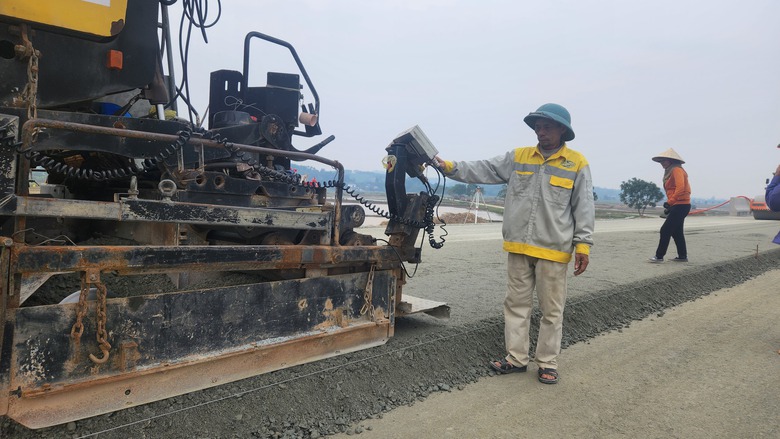 Thảm xong b&ecirc; t&ocirc;ng nhựa lớp 1 cao tốc B&atilde;i Vọt - H&agrave;m Nghi dịp tết Nguy&ecirc;n đ&aacute;n- Ảnh 15.