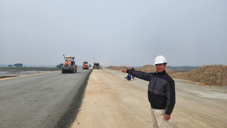 Thảm xong b&ecirc; t&ocirc;ng nhựa lớp 1 cao tốc B&atilde;i Vọt - H&agrave;m Nghi dịp tết Nguy&ecirc;n đ&aacute;n- Ảnh 12.