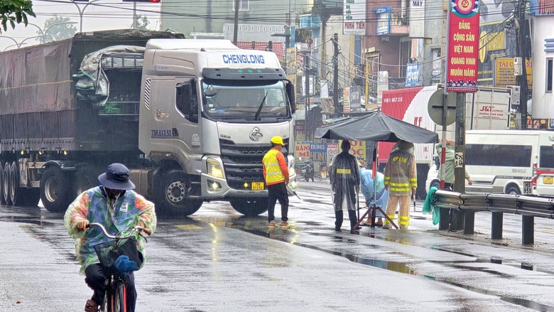 Tạm cấm lưu th&ocirc;ng qua cầu C&acirc;u L&acirc;u mới để sửa chữa, c&aacute;c &ocirc; t&ocirc; lưu th&ocirc;ng thế n&agrave;o?- Ảnh 4.