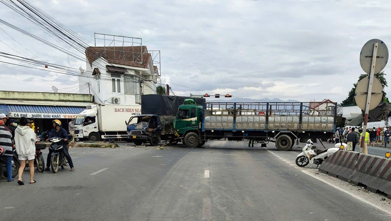 Hiện trường vụ tai nạn liên hoàn khiến 3 người bị thương. Hiện trường vụ tai nạn liên hoàn khiến 3 người bị thương.