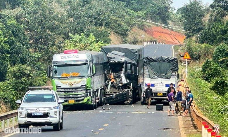Vụ tai nạn khiến giao thông qua khu vực bị ách tắc cục bộ. Vụ tai nạn khiến giao thông qua khu vực bị ách tắc cục bộ.