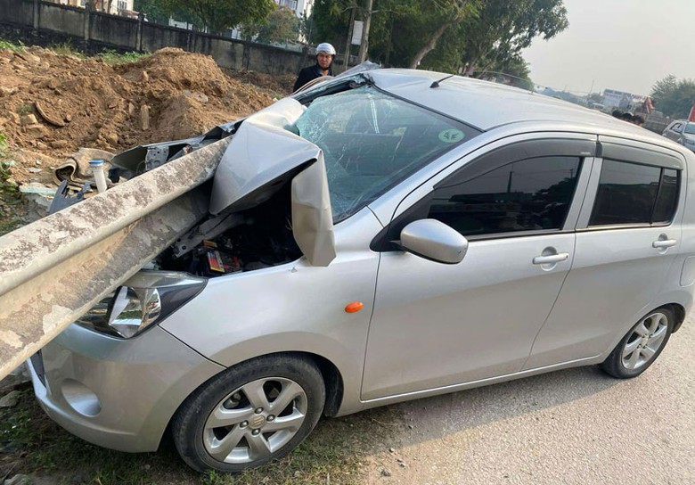 Chiếc xe tại hiện trường vụ tai nạn. Chiếc xe tại hiện trường vụ tai nạn.