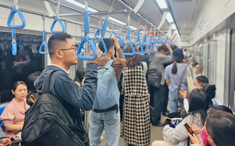 TP.HCM: Nhiều người bỏ xe c&aacute; nh&acirc;n để đi metro