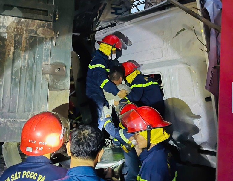 Ph&aacute; cabin cứu t&agrave;i xế bị mắc kẹt sau tai nạn lao v&agrave;o nh&agrave; d&acirc;n- Ảnh 1.