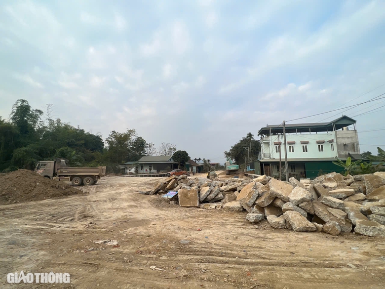 V&igrave; sao đường 1.300 tỷ ở Điện Bi&ecirc;n kh&ocirc;ng về đ&iacute;ch đ&uacute;ng hẹn?- Ảnh 2.