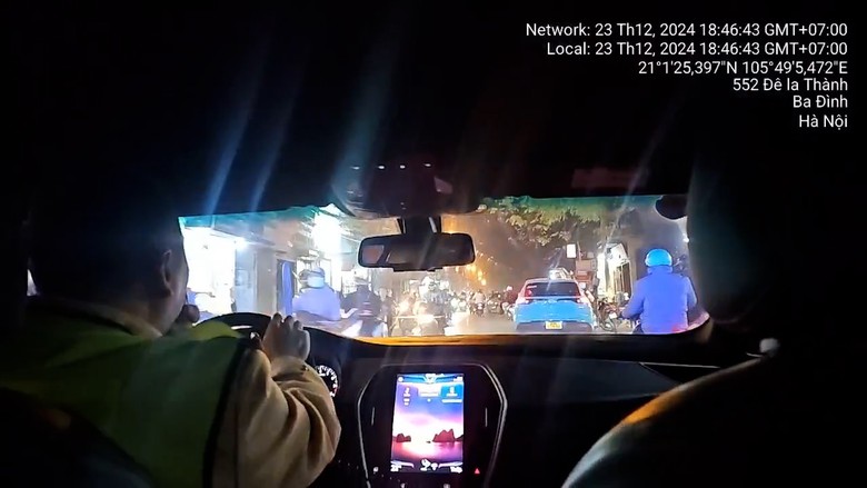 Bé 3 tuổi ngất trên xe khách được CSGT dùng ô tô đặc chủng đưa đến bệnh viện- Ảnh 1. Bé 3 tuổi ngất trên xe khách được CSGT dùng ô tô đặc chủng đưa đến bệnh viện- Ảnh 1.