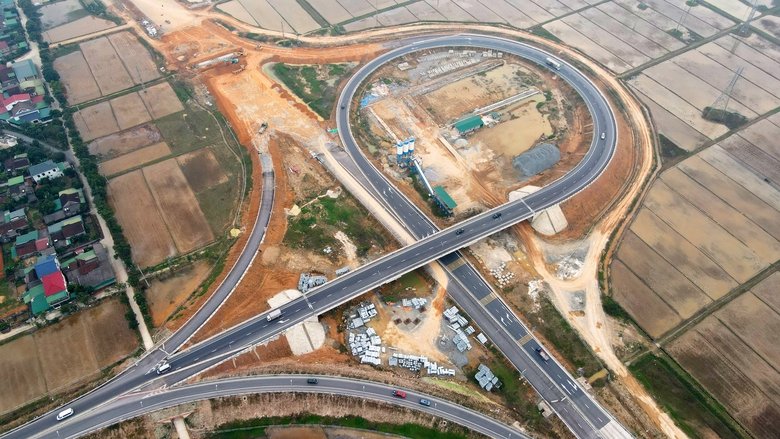 Thảm xong b&ecirc; t&ocirc;ng nhựa lớp 1 cao tốc B&atilde;i Vọt - H&agrave;m Nghi dịp tết Nguy&ecirc;n đ&aacute;n- Ảnh 1.