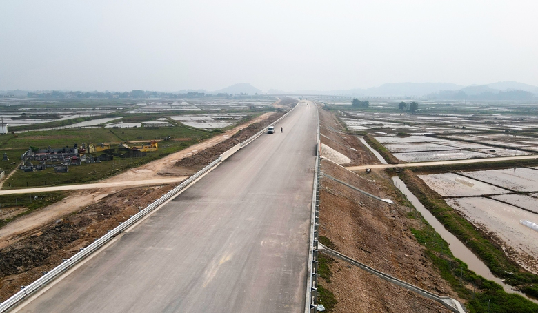 Thảm xong b&ecirc; t&ocirc;ng nhựa lớp 1 cao tốc B&atilde;i Vọt - H&agrave;m Nghi dịp tết Nguy&ecirc;n đ&aacute;n- Ảnh 9.