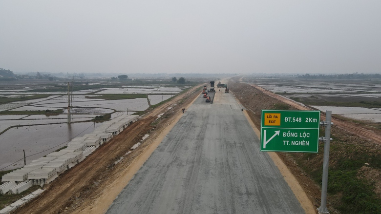 Thảm xong b&ecirc; t&ocirc;ng nhựa lớp 1 cao tốc B&atilde;i Vọt - H&agrave;m Nghi dịp tết Nguy&ecirc;n đ&aacute;n- Ảnh 13.