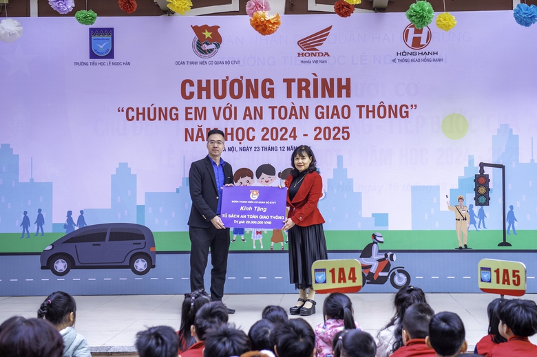 Học sinh h&aacute;o hức tham gia chương tr&igrave;nh "Ch&uacute;ng em với an to&agrave;n giao th&ocirc;ng"- Ảnh 2.