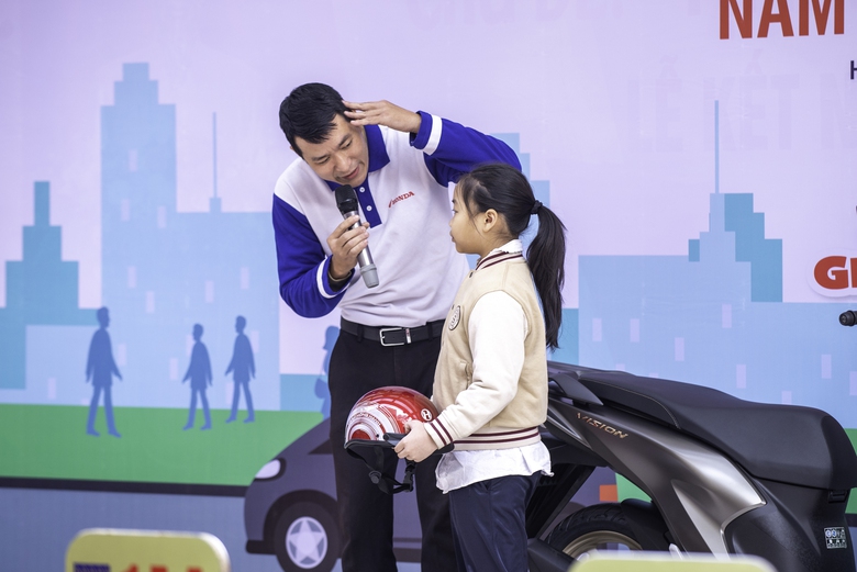 Học sinh h&aacute;o hức tham gia chương tr&igrave;nh "Ch&uacute;ng em với an to&agrave;n giao th&ocirc;ng"- Ảnh 3.