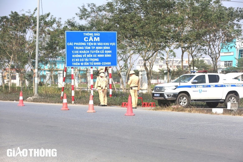 CSGT Ninh B&igrave;nh h&oacute;a trang, lập chốt ở n&uacute;t giao cao tốc xử l&yacute; xe vi phạm- Ảnh 4.