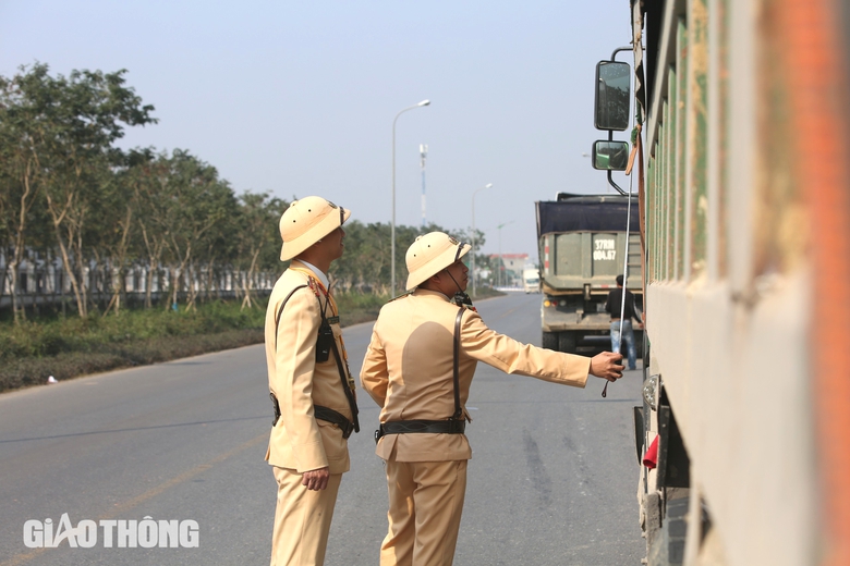 CSGT Ninh B&igrave;nh h&oacute;a trang, lập chốt ở n&uacute;t giao cao tốc xử l&yacute; xe vi phạm- Ảnh 6.