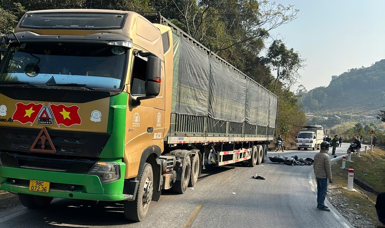 Xác minh danh tính 2 người thương vong sau tai nạn với xe đầu kéo tại Cao Bằng- Ảnh 1. Xác minh danh tính 2 người thương vong sau tai nạn với xe đầu kéo tại Cao Bằng- Ảnh 1.