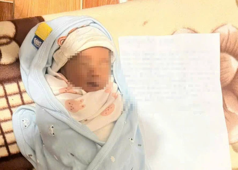 B&eacute; trai khoảng 1 th&aacute;ng tuổi bị bỏ rơi trước cổng ch&ugrave;a ở Long An- Ảnh 1.