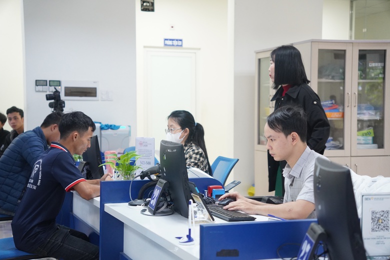 Nghe tin thất thiệt, người dân Quảng Ngãi ồ ạt đi đổi GPLX- Ảnh 2. Nghe tin thất thiệt, người dân Quảng Ngãi ồ ạt đi đổi GPLX- Ảnh 2.