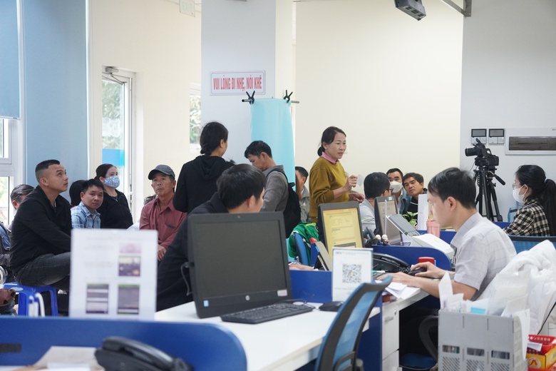 Nghe tin thất thiệt, người dân Quảng Ngãi ồ ạt đi đổi GPLX- Ảnh 3. Nghe tin thất thiệt, người dân Quảng Ngãi ồ ạt đi đổi GPLX- Ảnh 3.