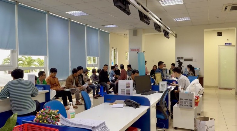 Nghe tin thất thiệt, người dân Quảng Ngãi ồ ạt đi đổi GPLX- Ảnh 1. Nghe tin thất thiệt, người dân Quảng Ngãi ồ ạt đi đổi GPLX- Ảnh 1.