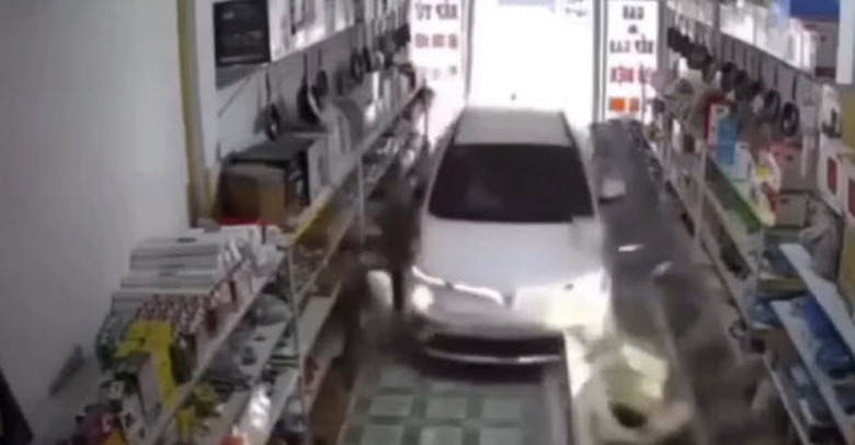 T&agrave;i xế lao &ocirc; t&ocirc; v&agrave;o nh&agrave; d&acirc;n, t&ocirc;ng tử vong b&eacute; g&aacute;i chịu tr&aacute;ch nhiệm ra sao?- Ảnh 1.