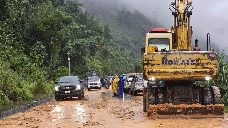 Thông xe hai làn đường đèo Khánh Lê từ 7h đến 17h, vẫn đóng về đêm- Ảnh 1. Thông xe hai làn đường đèo Khánh Lê từ 7h đến 17h, vẫn đóng về đêm- Ảnh 1.