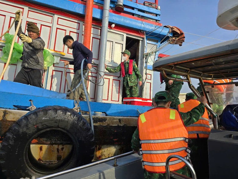 Bộ đội Biên phòng cứu hộ thành công tàu cá cùng 13 ngư dân bị nạn trên vùng biển Cô Tô- Ảnh 1. Bộ đội Biên phòng cứu hộ thành công tàu cá cùng 13 ngư dân bị nạn trên vùng biển Cô Tô- Ảnh 1.