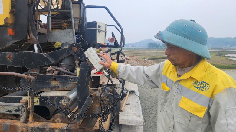 Thảm xong b&ecirc; t&ocirc;ng nhựa lớp 1 cao tốc B&atilde;i Vọt - H&agrave;m Nghi dịp tết Nguy&ecirc;n đ&aacute;n- Ảnh 4.
