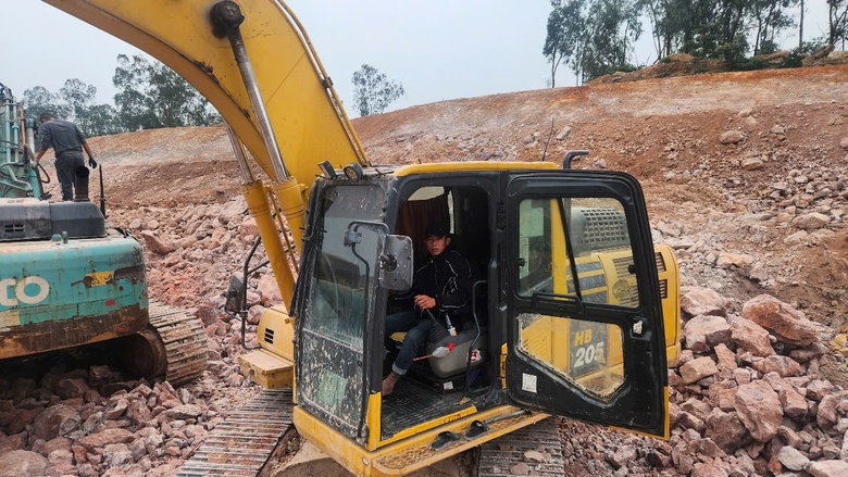 Thảm xong b&ecirc; t&ocirc;ng nhựa lớp 1 cao tốc B&atilde;i Vọt - H&agrave;m Nghi dịp tết Nguy&ecirc;n đ&aacute;n- Ảnh 5.
