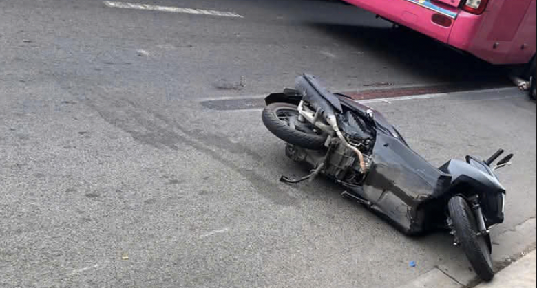 Va chạm với xe kh&aacute;ch, người đ&agrave;n &ocirc;ng đi xe m&aacute;y tử vong tại chỗ- Ảnh 2.