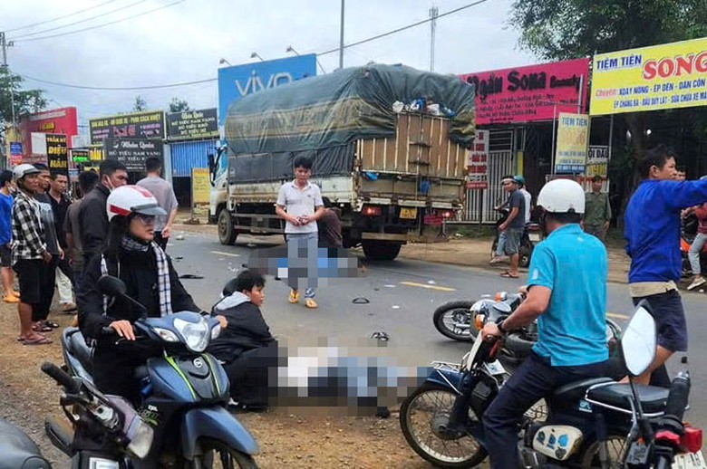 Hiện trường vụ tai nạn khiến hai nữ sinh vi&ecirc;n thương vong.