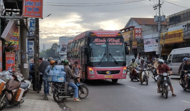 Va chạm với xe kh&aacute;ch, người đ&agrave;n &ocirc;ng đi xe m&aacute;y tử vong tại chỗ- Ảnh 1.