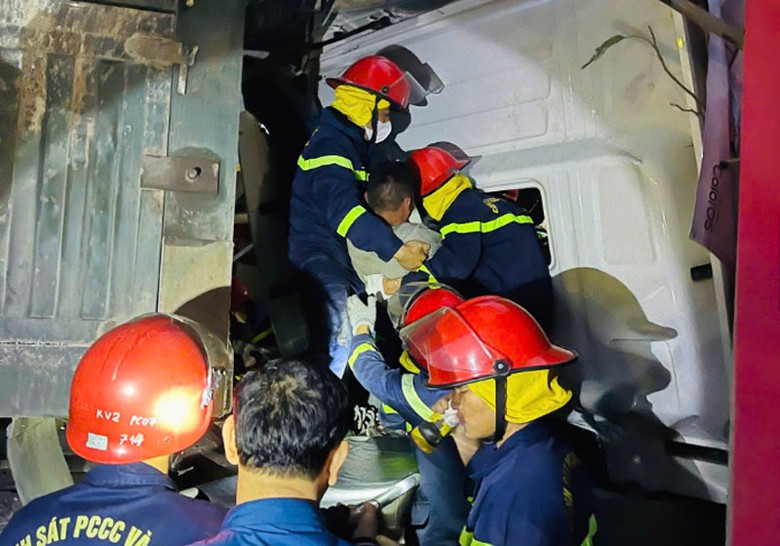 Lực lượng cảnh s&aacute;t giải cứu t&agrave;i xế bị mắc kẹt trong cabin.