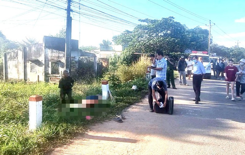 Cơ quan chức năng kh&aacute;m nghiệm hiện trường.