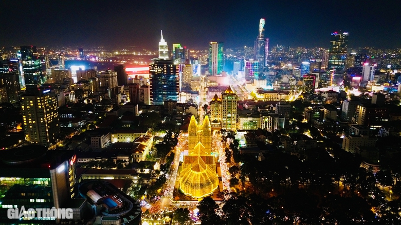 Người dân TP.HCM thích thú đón Noel trên tàu metro- Ảnh 14. Người dân TP.HCM thích thú đón Noel trên tàu metro- Ảnh 14.