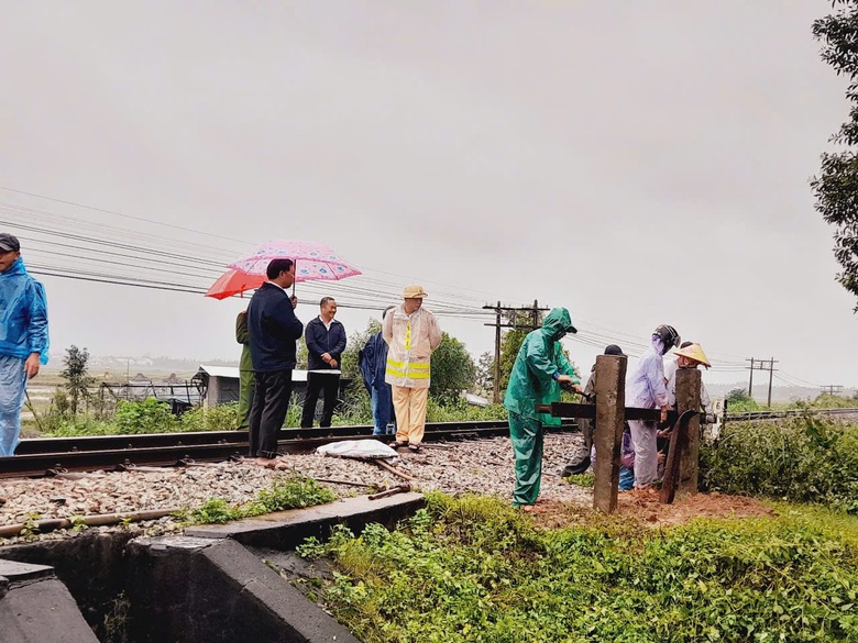 Quảng Ng&atilde;i: Đ&oacute;ng barie x&oacute;a hai lối đi tự mở qua đường sắt- Ảnh 1.