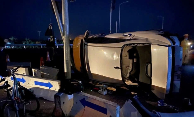 &Ocirc; t&ocirc; con va chạm xe tải, 3 người thương vong tr&ecirc;n đường trục Bắc - Nam- Ảnh 1.