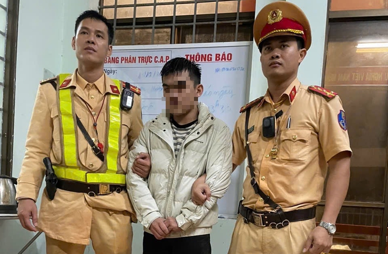 Truy bắt đối tượng chở ma t&uacute;y t&ocirc;ng &ocirc; t&ocirc; v&agrave;o tổ tuần tra CSGT Quảng Ng&atilde;i- Ảnh 1.