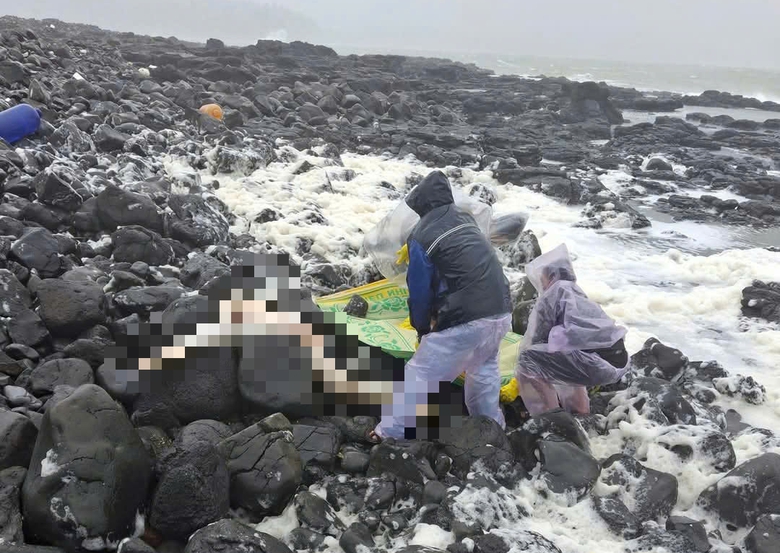 Ph&aacute;t hiện thi thể nam giới l&otilde;a thể ở bờ biển Quảng Ng&atilde;i- Ảnh 1.
