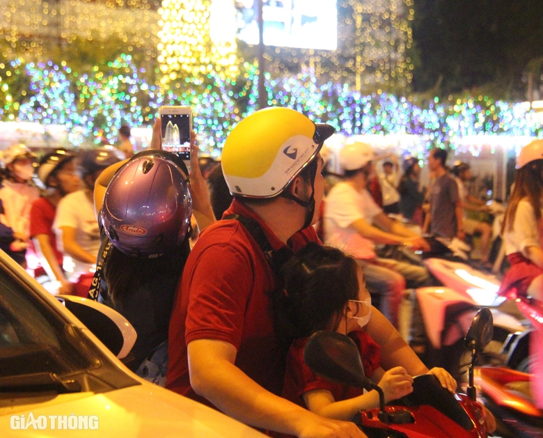 Người dân TP.HCM thích thú đón Noel trên tàu metro- Ảnh 15. Người dân TP.HCM thích thú đón Noel trên tàu metro- Ảnh 15.