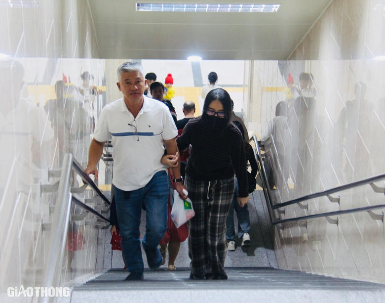 Người dân TP.HCM thích thú đón Noel trên tàu metro- Ảnh 1. Người dân TP.HCM thích thú đón Noel trên tàu metro- Ảnh 1.