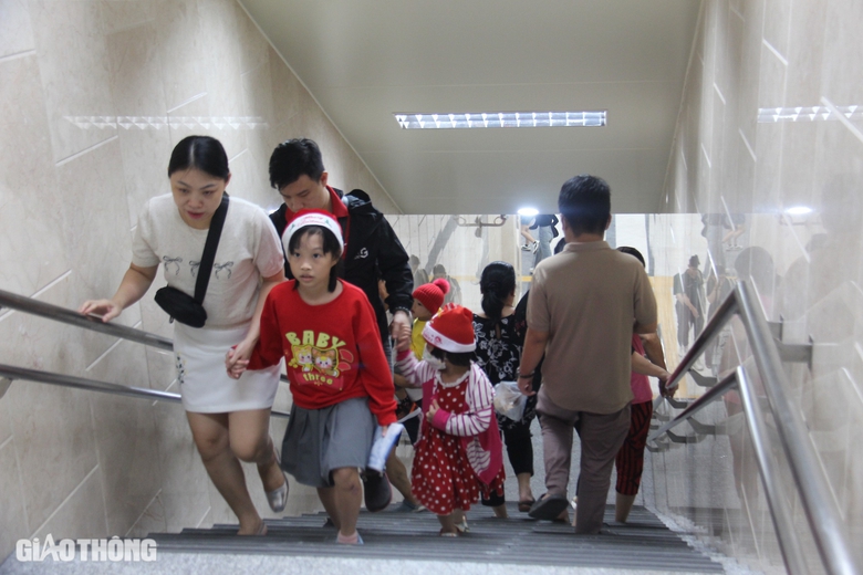 Người dân TP.HCM thích thú đón Noel trên tàu metro- Ảnh 2. Người dân TP.HCM thích thú đón Noel trên tàu metro- Ảnh 2.