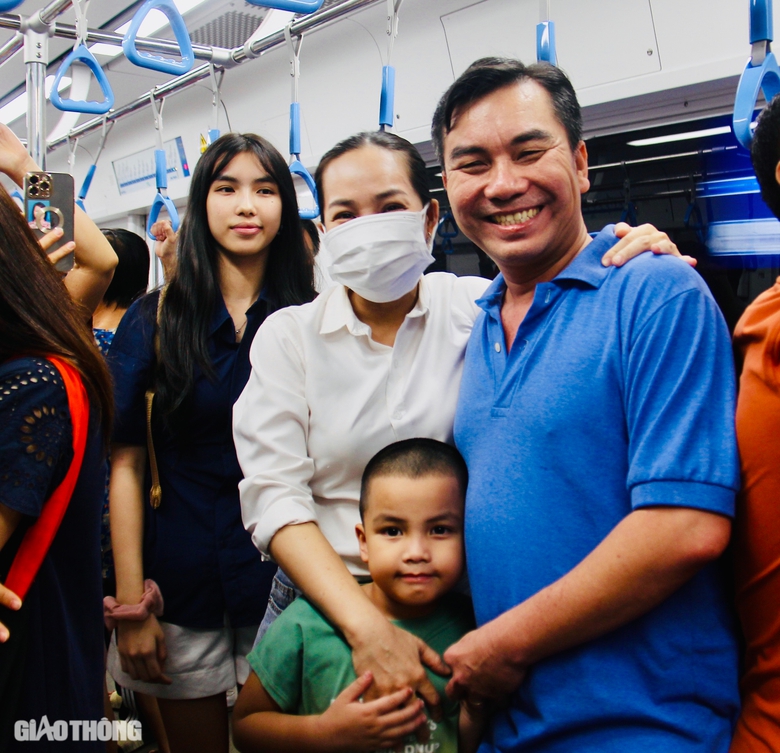 Người dân TP.HCM thích thú đón Noel trên tàu metro- Ảnh 7. Người dân TP.HCM thích thú đón Noel trên tàu metro- Ảnh 7.
