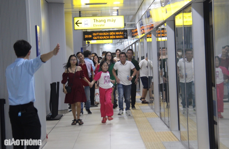 Người dân TP.HCM thích thú đón Noel trên tàu metro- Ảnh 13. Người dân TP.HCM thích thú đón Noel trên tàu metro- Ảnh 13.