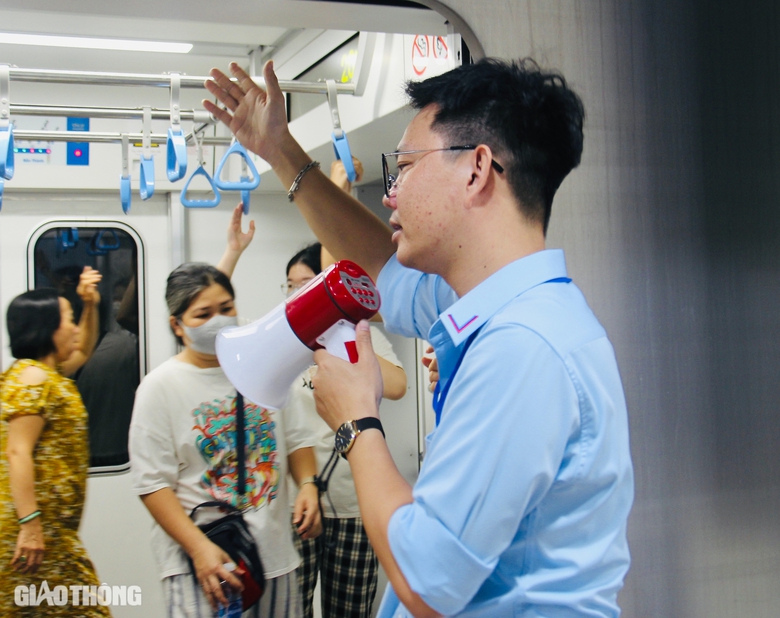 Người dân TP.HCM thích thú đón Noel trên tàu metro- Ảnh 12. Người dân TP.HCM thích thú đón Noel trên tàu metro- Ảnh 12.