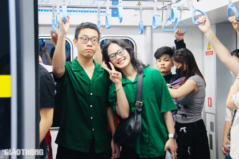 Người dân TP.HCM thích thú đón Noel trên tàu metro- Ảnh 10. Người dân TP.HCM thích thú đón Noel trên tàu metro- Ảnh 10.