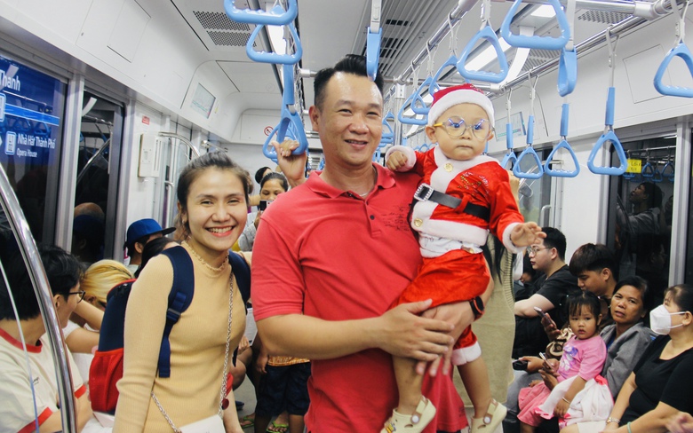 Người d&acirc;n TP.HCM th&iacute;ch th&uacute; đ&oacute;n Noel tr&ecirc;n t&agrave;u metro