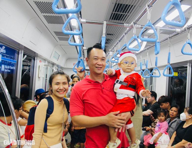 Người dân TP.HCM thích thú đón Noel trên tàu metro- Ảnh 8. Người dân TP.HCM thích thú đón Noel trên tàu metro- Ảnh 8.